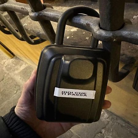 Апартаменты Ridi Che Ti Passa In Vico Lavagna Генуя Экстерьер фото