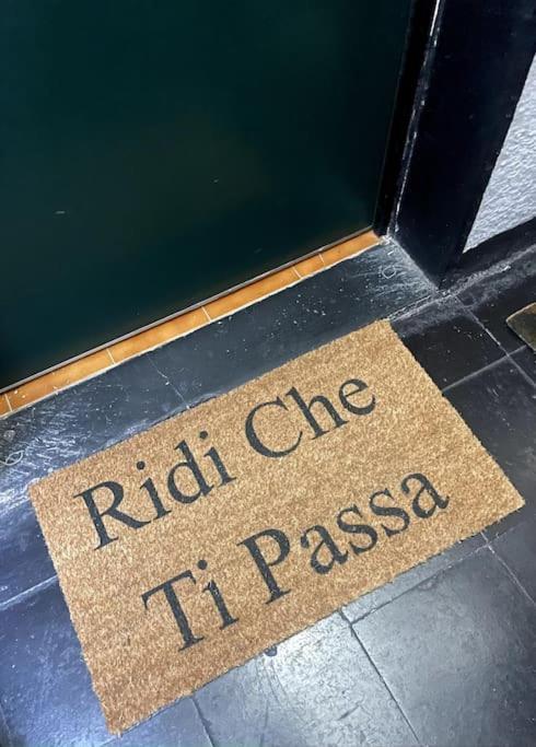 Апартаменты Ridi Che Ti Passa In Vico Lavagna Генуя Экстерьер фото